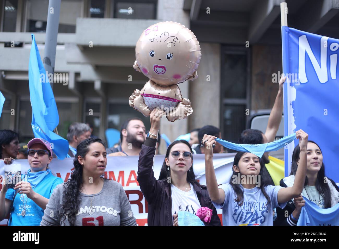 Des militants anti-avortement protestent devant la Cour constitutionnelle de Colombie à Bogota, en Colombie, sur 2 mars 2020. Des protestations ont eu lieu au cours du débat en raison de la proposition d'un magistrat de décriminaliser l'avortement dans les 16 premières semaines de gestation et pour 2 procès qui ont été demandés pour pénaliser complètement cette procédure. (Photo de Daniel Garzon Herazo/NurPhoto) Banque D'Images