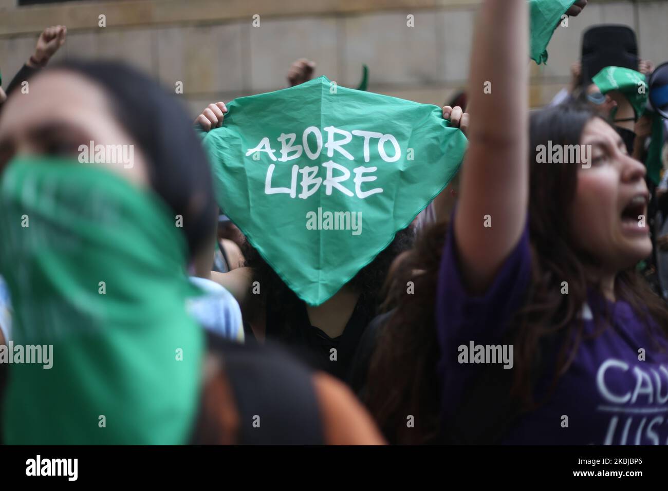 Des activistes pro-avortement avec des bandanas verts qui listent en espagnol ''l'avortement gratuit''' protestent devant la Cour constitutionnelle de Colombie à Bogota, en Colombie, sur 2 mars 2020. Des protestations ont eu lieu au cours du débat en raison de la proposition d'un magistrat de décriminaliser l'avortement dans les 16 premières semaines de gestation et pour 2 procès qui ont été demandés pour pénaliser complètement cette procédure. (Photo de Daniel Garzon Herazo/NurPhoto) Banque D'Images