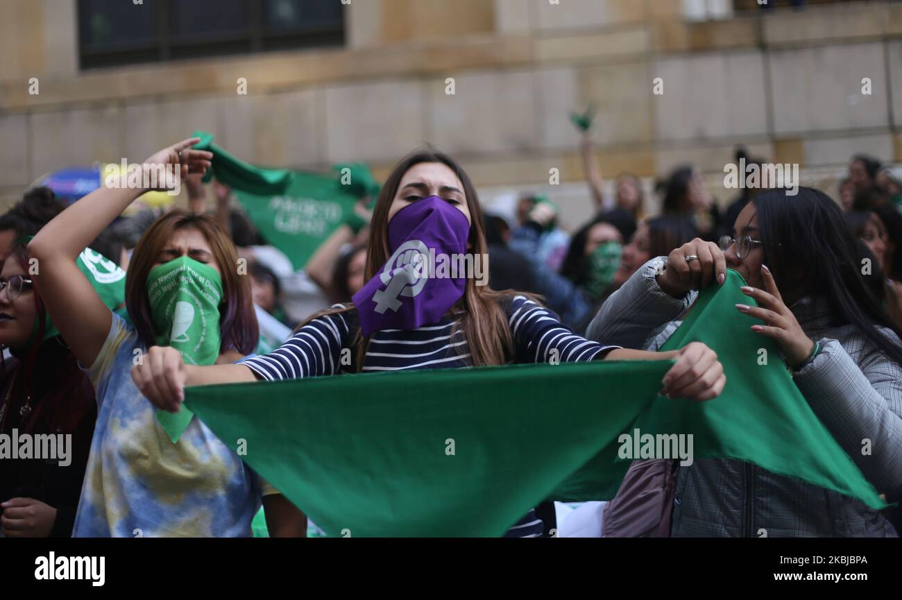 Une manifestation de militants pro-avortement devant la Cour constitutionnelle de Colombie à Bogota, en Colombie, sur 2 mars 2020. Des protestations ont eu lieu au cours du débat en raison de la proposition d'un magistrat de décriminaliser l'avortement dans les 16 premières semaines de gestation et pour 2 procès qui ont été demandés pour pénaliser complètement cette procédure. (Photo de Daniel Garzon Herazo/NurPhoto) Banque D'Images