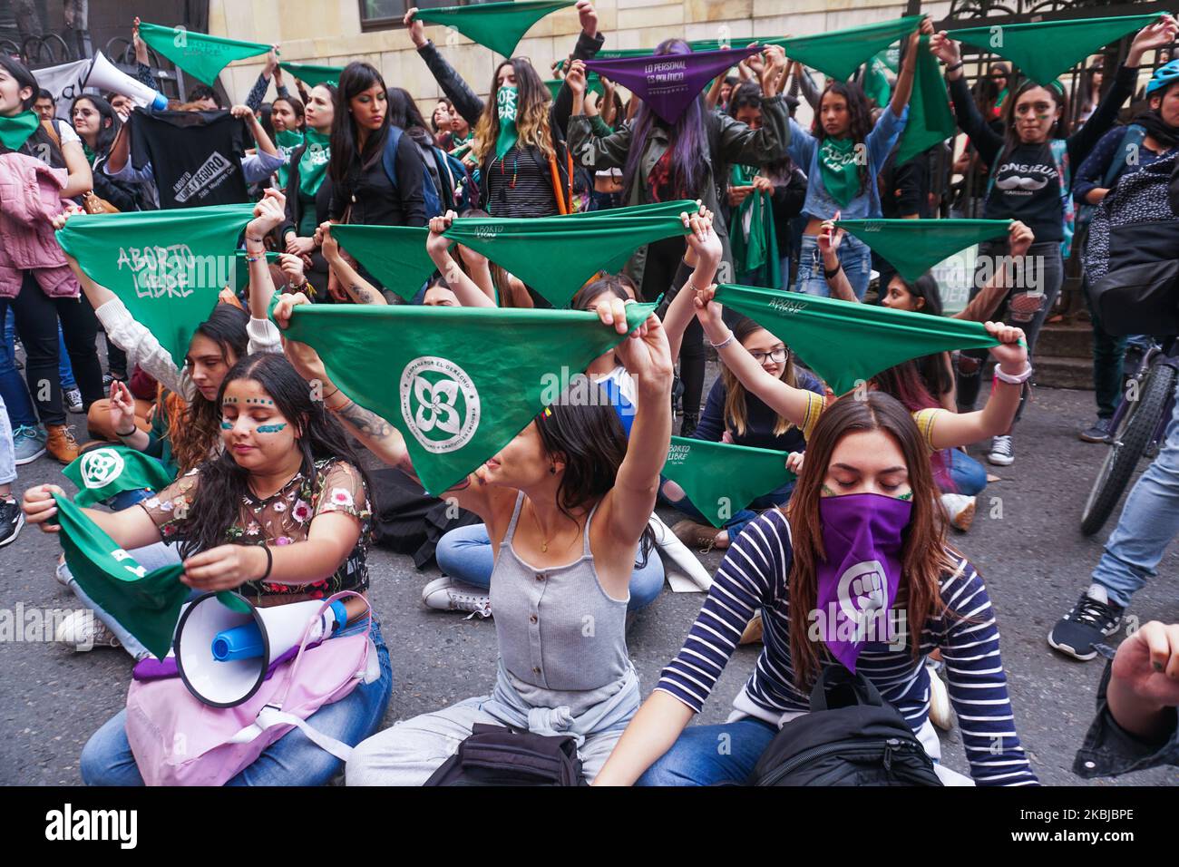 Des militants pro-avortement protestent devant la Cour constitutionnelle de Colombie à Bogota, en Colombie, sur 2 mars 2020. Des protestations ont eu lieu au cours du débat en raison de la proposition d'un magistrat de décriminaliser l'avortement dans les 16 premières semaines de gestation et pour 2 procès qui ont été demandés pour pénaliser complètement cette procédure. (Photo de Daniel Garzon Herazo/NurPhoto) Banque D'Images