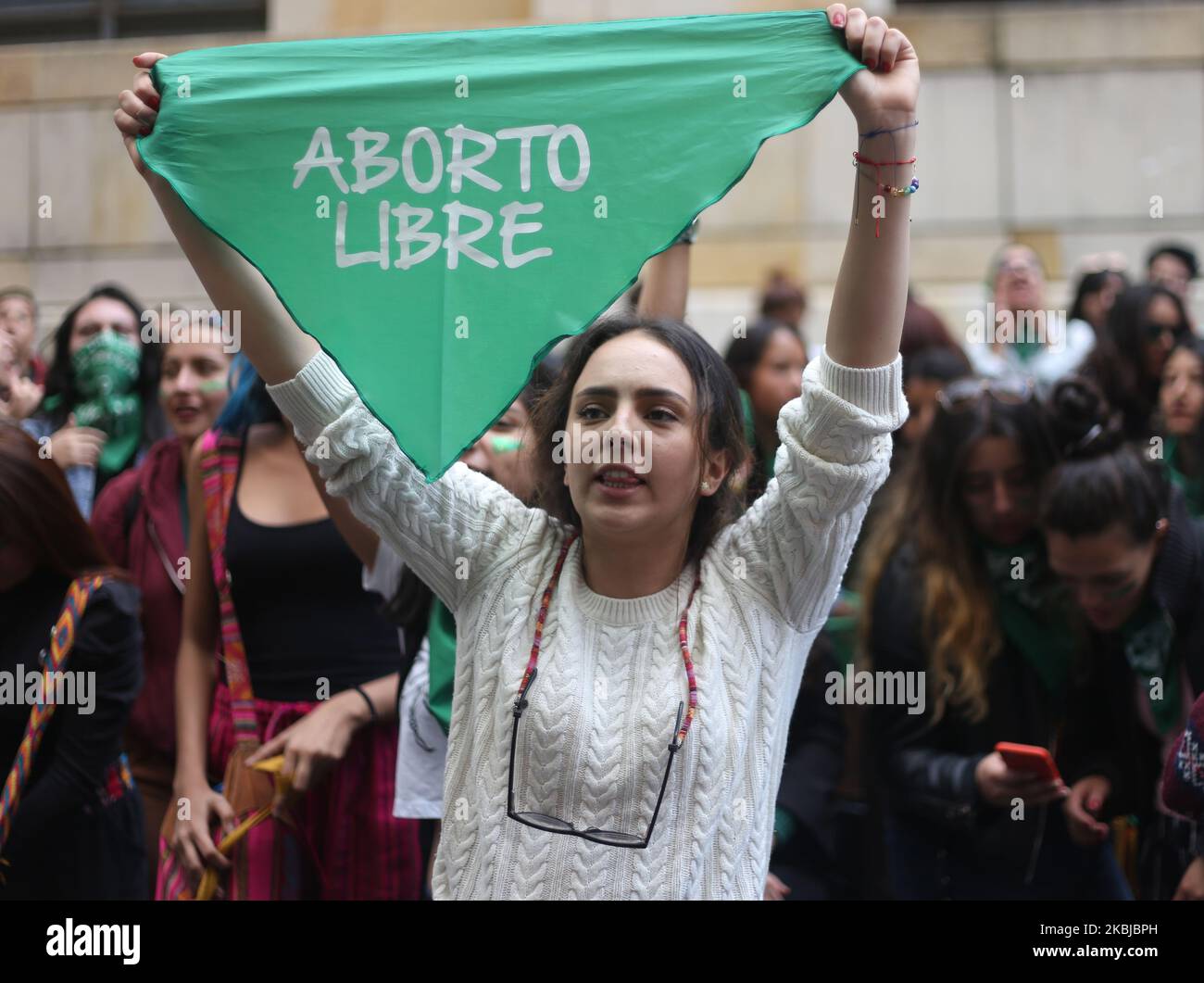 Des activistes pro-avortement avec des bandanas verts qui listent en espagnol ''l'avortement gratuit''' protestent devant la Cour constitutionnelle de Colombie à Bogota, en Colombie, sur 2 mars 2020. Des protestations ont eu lieu au cours du débat en raison de la proposition d'un magistrat de décriminaliser l'avortement dans les 16 premières semaines de gestation et pour 2 procès qui ont été demandés pour pénaliser complètement cette procédure. (Photo de Daniel Garzon Herazo/NurPhoto) Banque D'Images