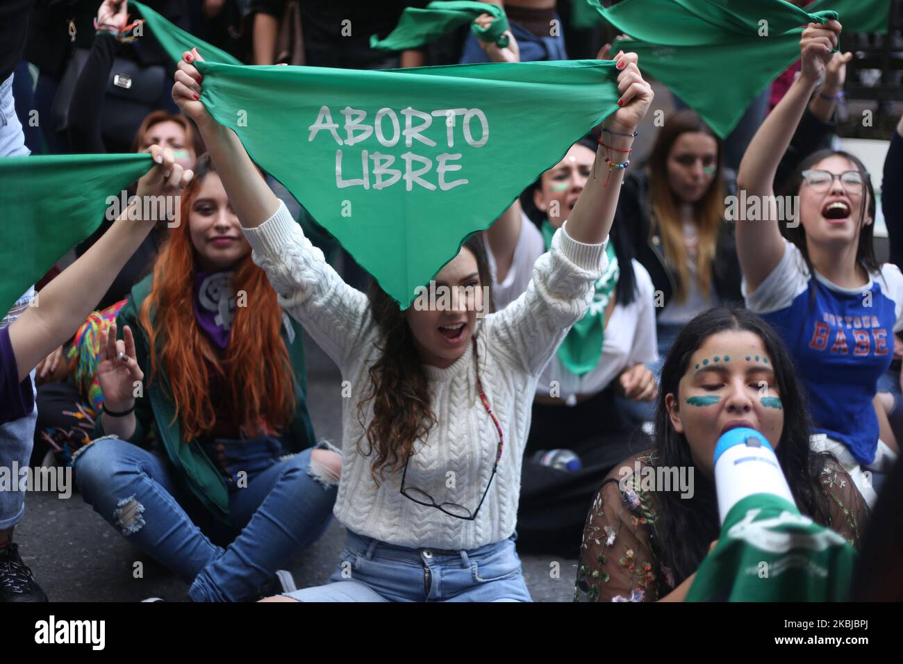 Des activistes pro-avortement avec des bandanas verts qui listent en espagnol ''l'avortement gratuit''' protestent devant la Cour constitutionnelle de Colombie à Bogota, en Colombie, sur 2 mars 2020. Des protestations ont eu lieu au cours du débat en raison de la proposition d'un magistrat de décriminaliser l'avortement dans les 16 premières semaines de gestation et pour 2 procès qui ont été demandés pour pénaliser complètement cette procédure. (Photo de Daniel Garzon Herazo/NurPhoto) Banque D'Images