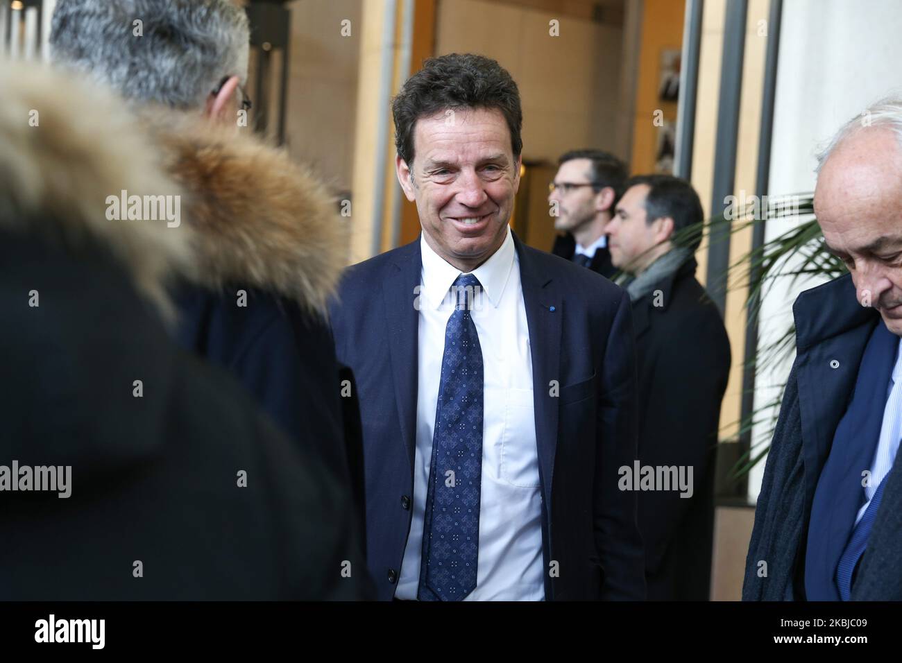 L'association française d'employeurs Medef le Président Geofroy Roux de Bezieux (C) arrive à une réunion sur l'impact économique du coronavirus Covid-19, au Ministère de l'économie de Paris sur 3 mars 2020. (Photo de Michel Stoupak/NurPhoto) Banque D'Images