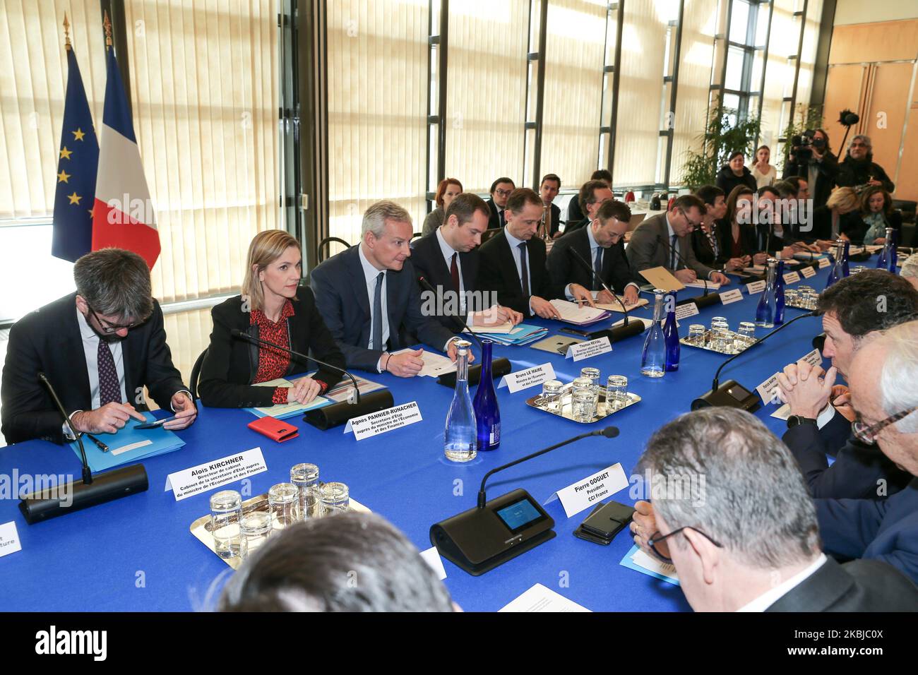 Bruno le Maire, ministre français de l'Economie et des Finances (3L), et Agnes Pannier-Runacher, ministre française de l'Economie et des Finances (2l), assistent à une réunion sur l'impact économique du coronavirus Covid-19, au ministère de l'Economie à Paris, sur 3 mars 2020, Devant l'association patronale française Medef Président Geoffroy Roux de Bezieux (1R) . (Photo de Michel Stoupak/NurPhoto) Banque D'Images