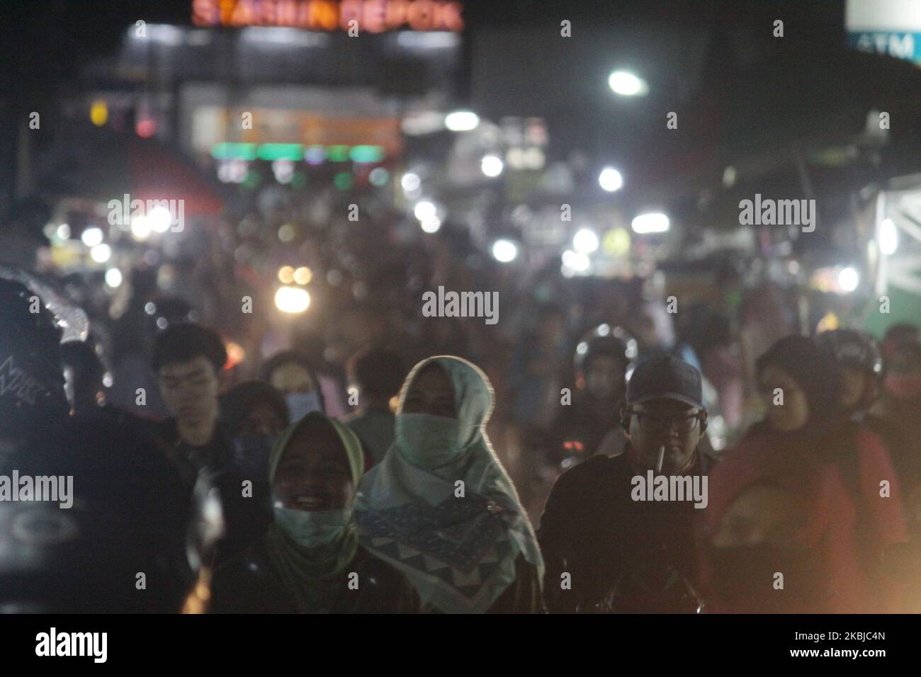 Les résidents portent un masque de protection lorsqu'ils effectuent des activités normales dans la ville de Depok, province de Java-Ouest, sur 3 mars 2020. Les résidents de Depok poursuivent leurs activités normales après que le Président Joko Widodo a confirmé que deux femmes, qui vivaient dans la ville de Depok, ont été testées positives pour Covid-19 la veille à 2 mars, après avoir eu des contacts avec des ressortissants japonais en février 2020, Et actuellement en traitement intensif à l'hôpital du Centre d'infection Sulianti Saroso, Jakarta. Le cas a été le premier confirmé en Indonésie après que des experts de la santé aient déclaré que l'Indonésie était encore indemne de coronavirus. (P Banque D'Images