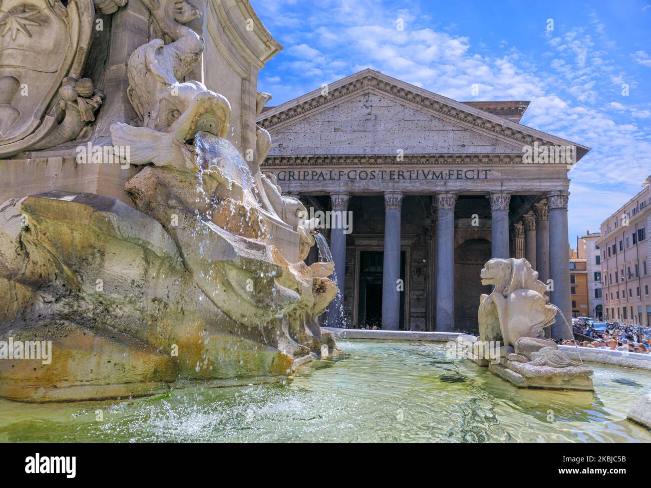 Panthéon à Rome, Italie: Vue de l'extérieur avec le portique à colonnades. Banque D'Images