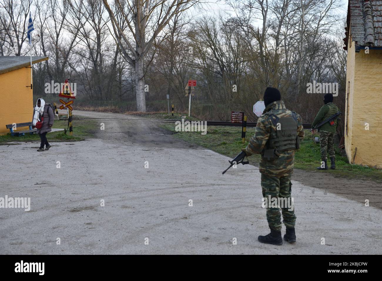 Une femme du Cameroun est appréhendée par une patrouille de l'armée grecque qui arrive au village de Marasia après avoir illégalement traversé le fleuve Evros de Turquie par bateau, à Marasia, Grèce, sur 2 mars 2020 (photo de Nicolas Koutsokostas/NurPhoto) Banque D'Images