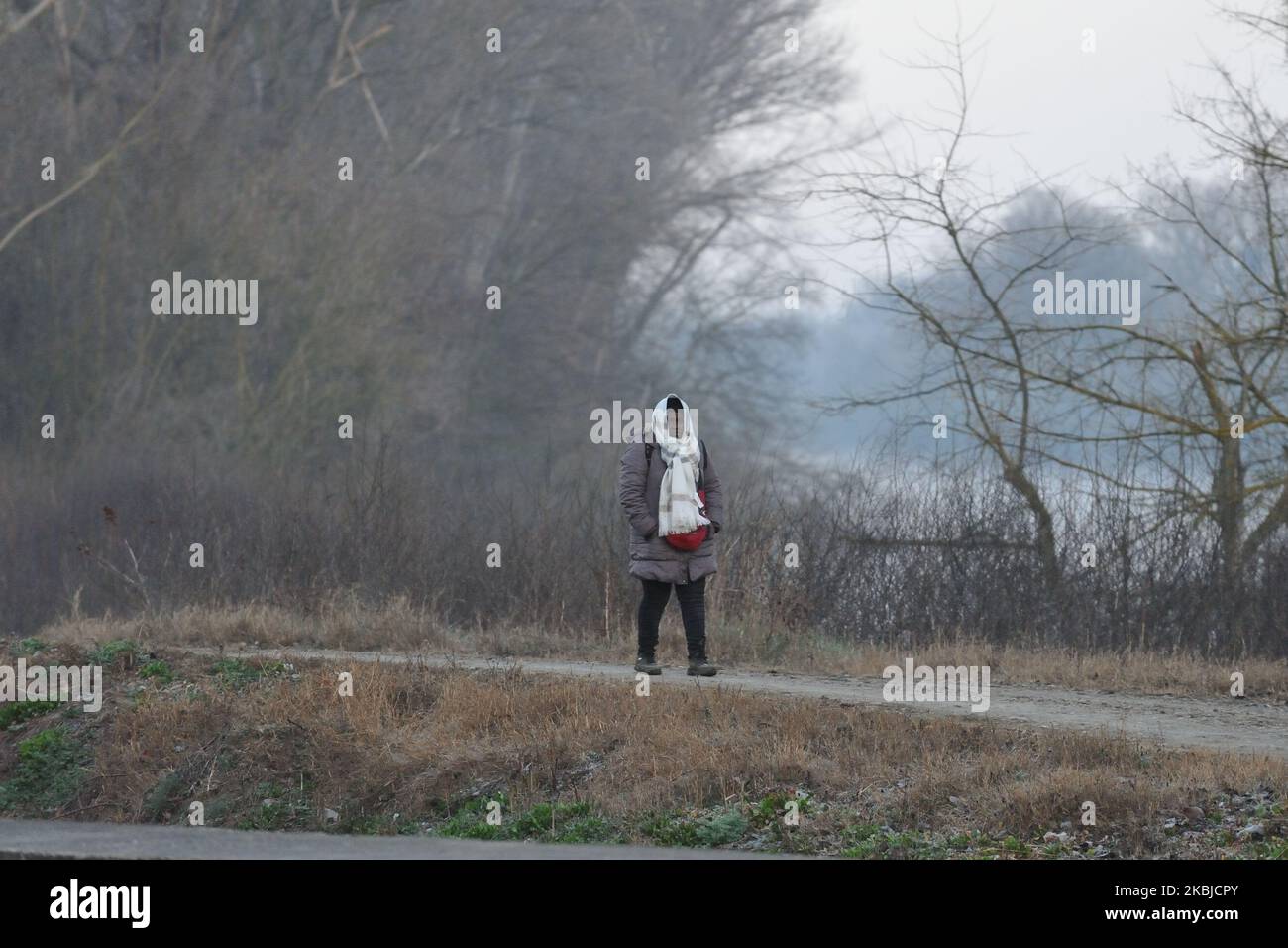 Une femme du Cameroun est appréhendée par une patrouille de l'armée grecque qui arrive au village de Marasia après avoir illégalement traversé le fleuve Evros de Turquie par bateau, à Marasia, Grèce, sur 2 mars 2020 (photo de Nicolas Koutsokostas/NurPhoto) Banque D'Images