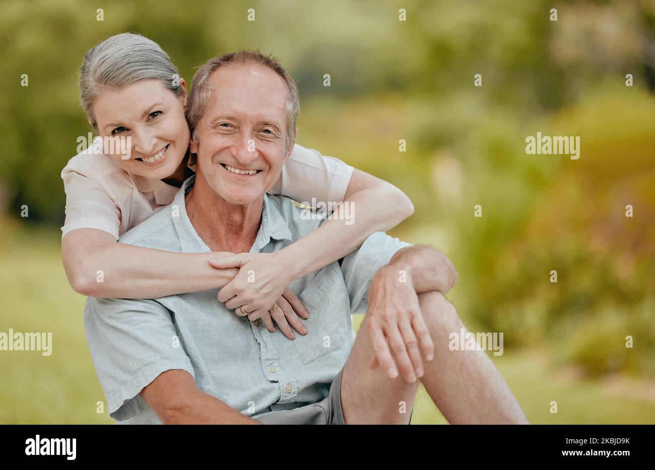 L'amour, le sourire et le portrait d'un vieux couple dans la nature en vacances, vacances ou vacances d'été. Détendez-vous, hug et heureux senior, homme et femme à la retraite à l'extérieur Banque D'Images