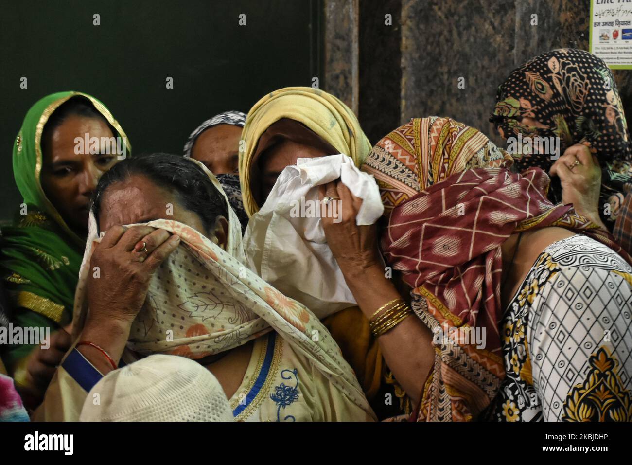 Des membres de la famille de Bhure Ali se sont enlais lors de ses funérailles dans la région de Mustafabad, dans l'est de Delhi, en Inde, le 04 mars 2020. Ali, un ouvrier a quitté son domicile le 24th février avant que les émeutes n'aient commencé à Delhi-est et n'aient disparu depuis. Son corps a été sorti d'un canal le 03 mars et a été remis à la famille aujourd'hui. (Photo de Muzamil Mattoo/NurPhoto) Banque D'Images