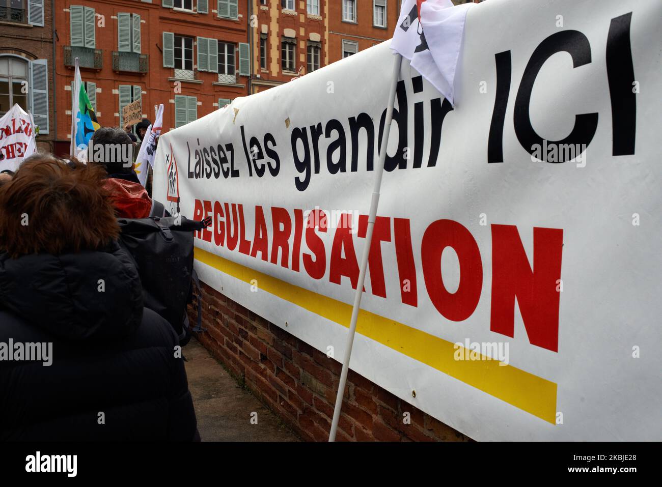 La bannière indique "allons nous développer ici: Régularisation". Le collectif RESF (Reseau Education sans frontières ie Education sans frontières Network) a organisé un rassemblement à police de la Préfecture de haute-Garonne pour demander au Prévet de mettre fin à toutes les expulsions d'enfants et de leurs familles, car les lois françaises disent que chaque enfant doit être éduqué quelle que soit sa situation (même si l'enfant n'a pas de papiers). Toulouse. France. 4 mars 2020. (Photo d'Alain Pitton/NurPhoto) Banque D'Images