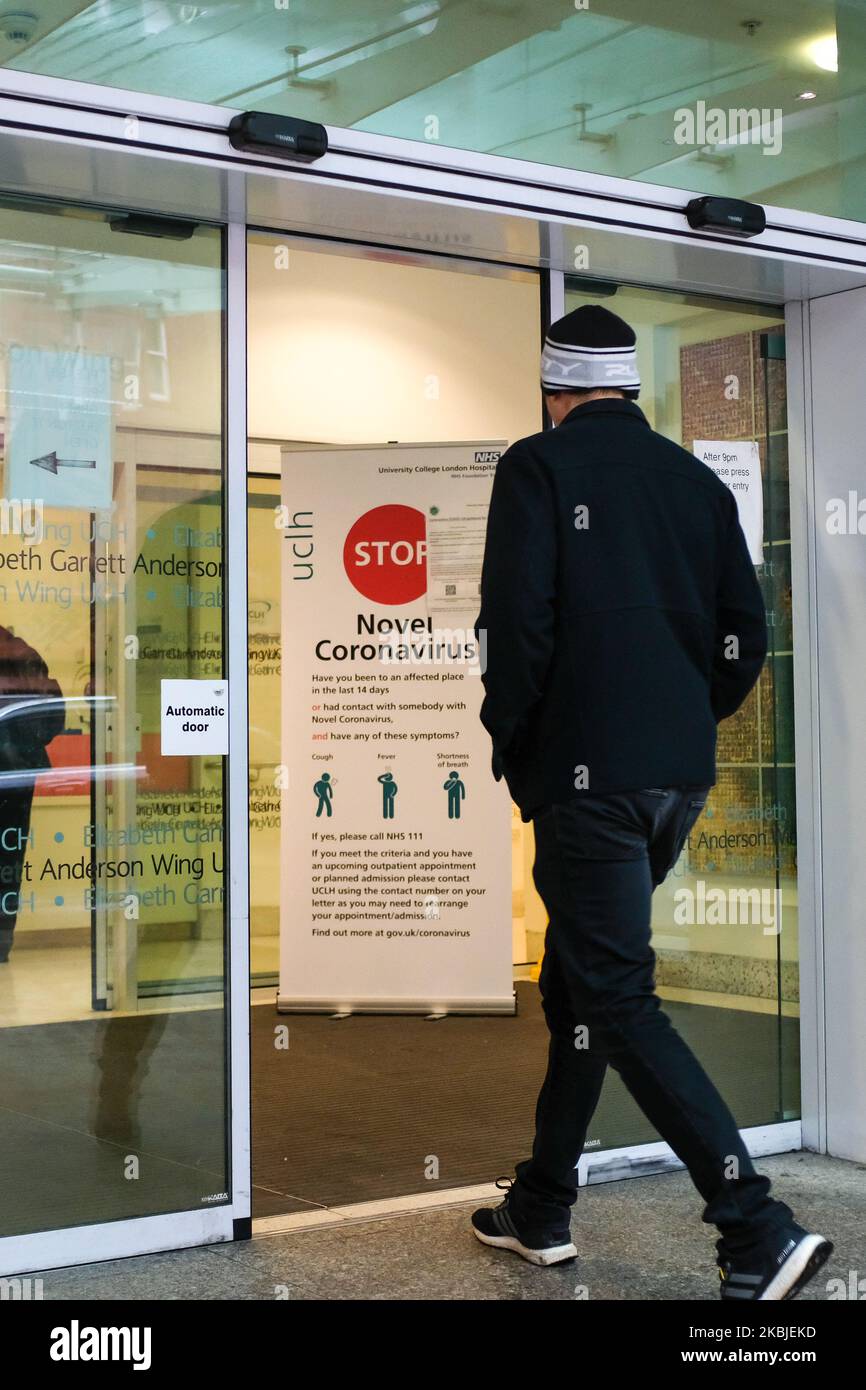 Un panneau dirige les patients vers un podomètre du coronavirus NHS 111 (COVID-19), où les personnes qui pensent souffrir du virus peuvent s'adresser à des médecins à l'hôpital universitaire de Londres, sur 5 mars 2020. (Photo par Alberto Pezzali/NurPhoto) Banque D'Images