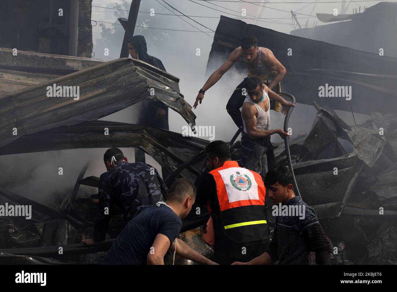 Les Palestiniens travaillent sur les lieux où un incendie a éclaté dans un marché du centre de la bande de Gaza, dans la 5 mars 2020.neuf personnes ont perdu la vie et plus de 60 Palestiniens ont été blessés dans une explosion dans le camp de réfugiés de Nusseirat. (Photo de Majdi Fathi/NurPhoto) Banque D'Images