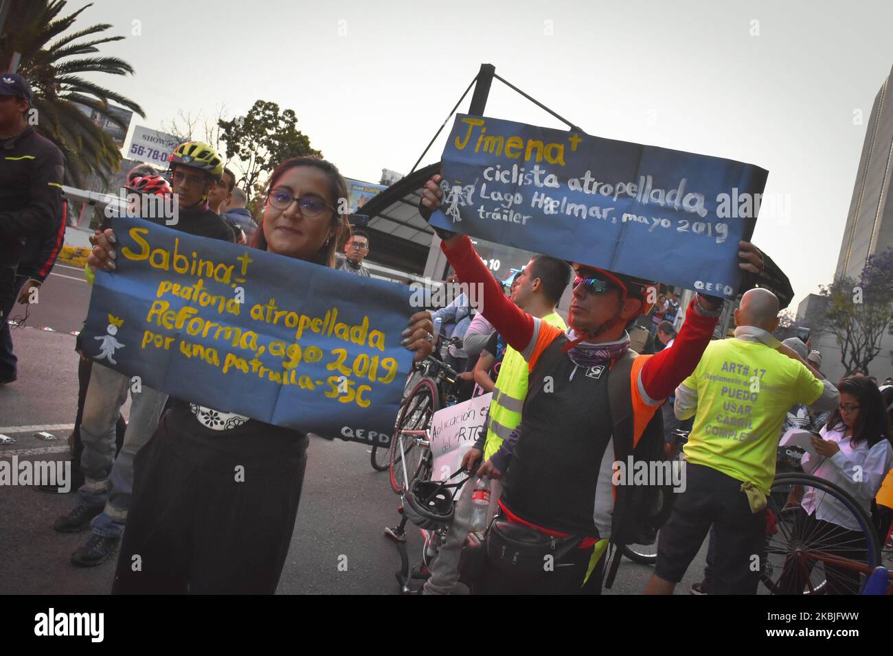 Un spectacle de manifestants montre des signes rappelant un cycliste décédé lors d'une manifestation de cyclistes à Mexico sur 05 mars 2020. Les cyclistes exigent que les autorités respectent les règles de circulation et appliquent des mesures plus drastiques contre les conducteurs. La semaine dernière, un cycliste est mort frappé par un véhicule militaire. (Photo de Guillermo Gutiérrez/NurPhoto) Banque D'Images