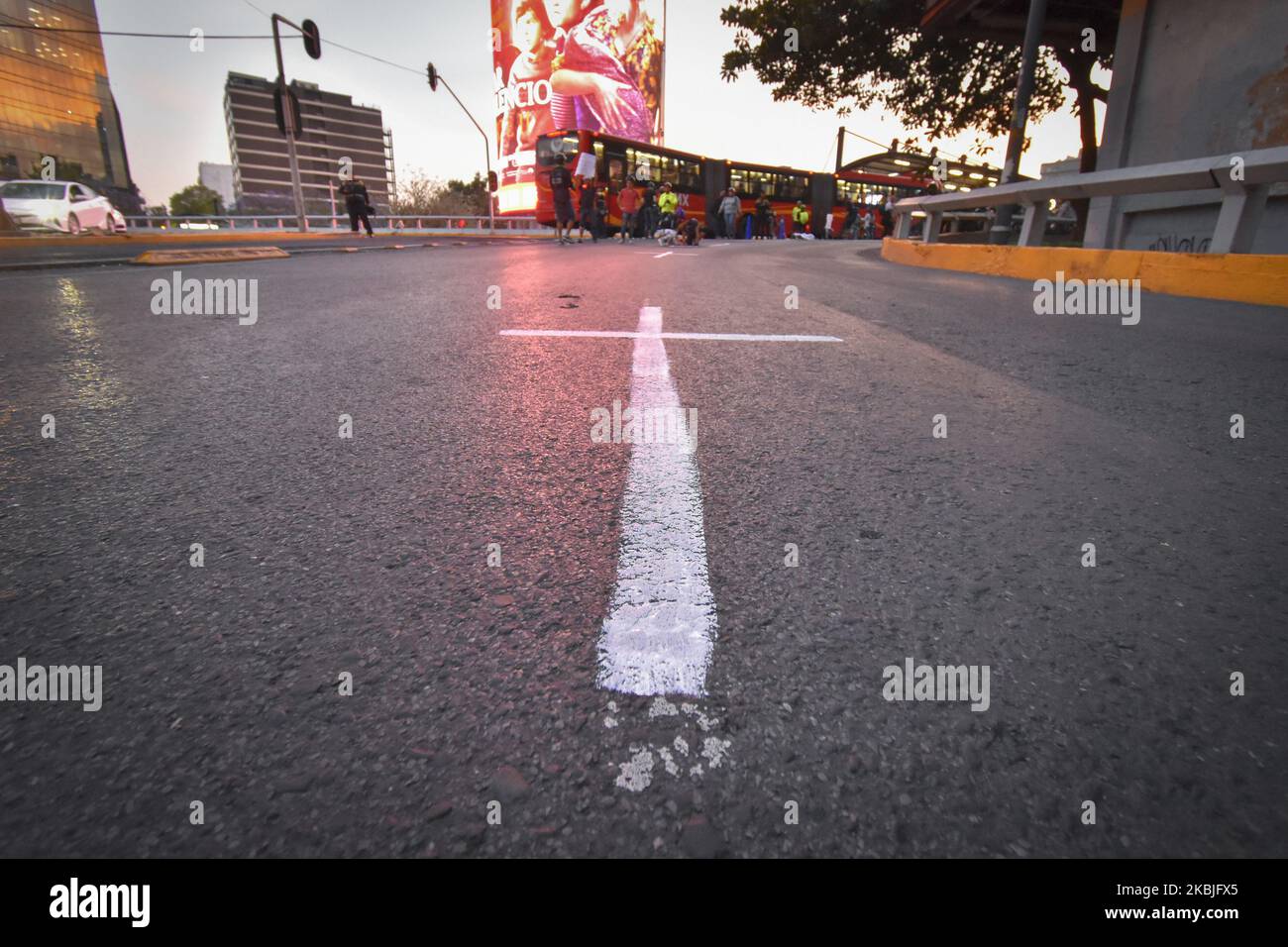 Croix blanche peinte sur l'avenue Insurgentes lors d'une manifestation de cyclistes à Mexico sur 05 mars 2020. Les cyclistes exigent que les autorités respectent les règles de circulation et appliquent des mesures plus drastiques contre les conducteurs. La semaine dernière, un cycliste est mort frappé par un véhicule militaire. (Photo de Guillermo Gutiérrez/NurPhoto) Banque D'Images