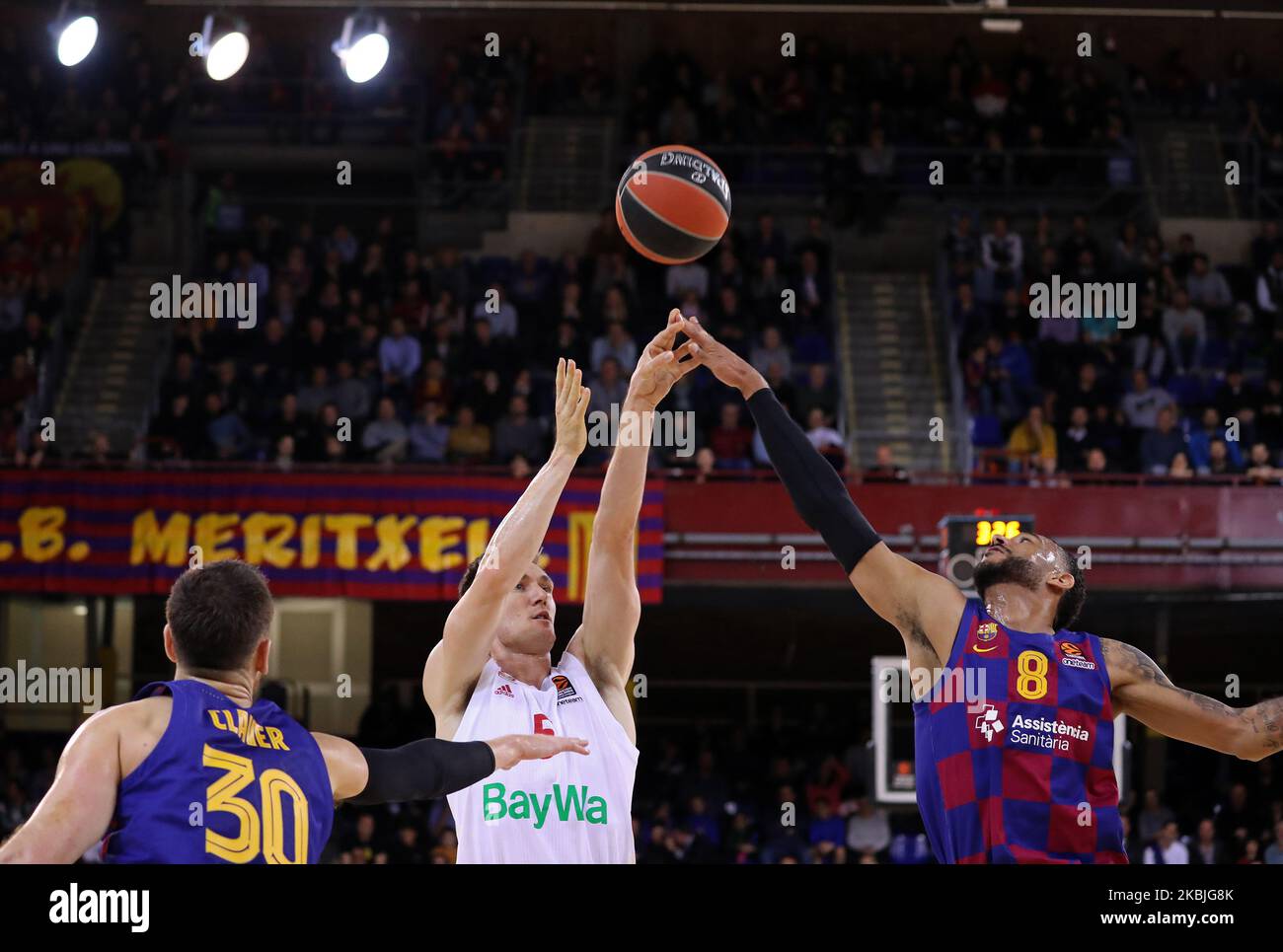 Thomas Joseph Bray et Adam Hanga lors du match entre le FC Barcelone et le FC Bayern Munich, correspondant à la semaine 28 de l'Euroligue, joué au Palau Blaugransa, le 06th mars 2020, à Barcelone, Espagne. (Photo de Joan Valls/Urbanandsport/NurPhoto) Banque D'Images