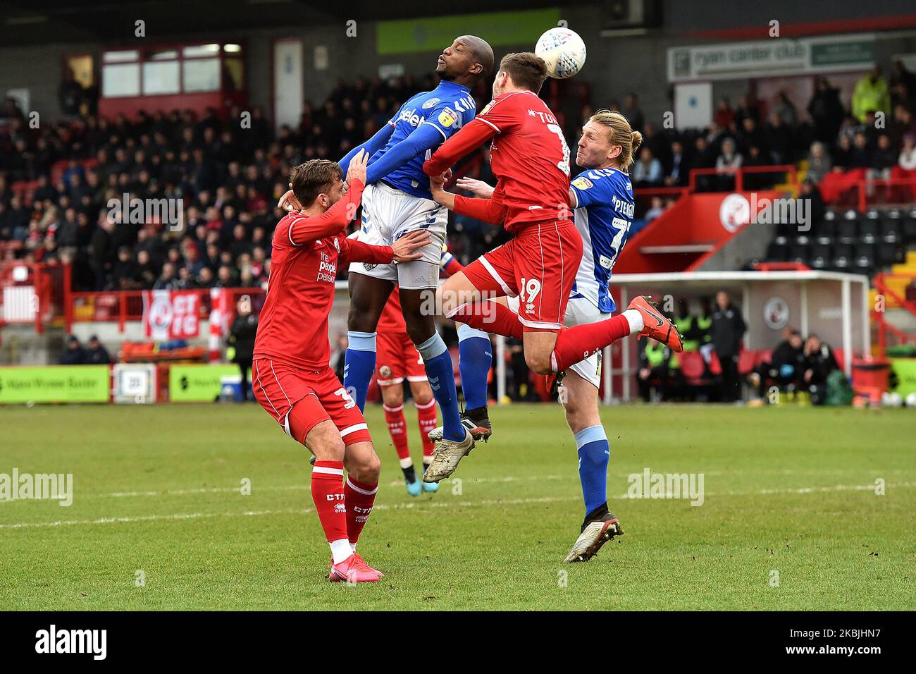 Jordan Tunnicliffe de Crawley Town et Mohamed Sylla d'Oldham Athletic lors du match Sky Bet League 2 entre Crawley Town et Oldham Athletic au Broadfield Stadium, Crawley, le samedi 7th mars 2020. (Photo d'Eddie Garvey/MI News/NurPhoto) Banque D'Images