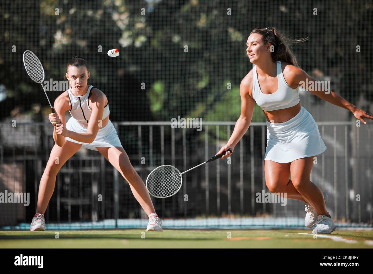 Fitness, équipe et femmes avec tennis sur le court de tennis, athlète jouant au jeu avec concentration et entraînement sportif en plein air. Match de sport, jeune et cardio pendant Banque D'Images