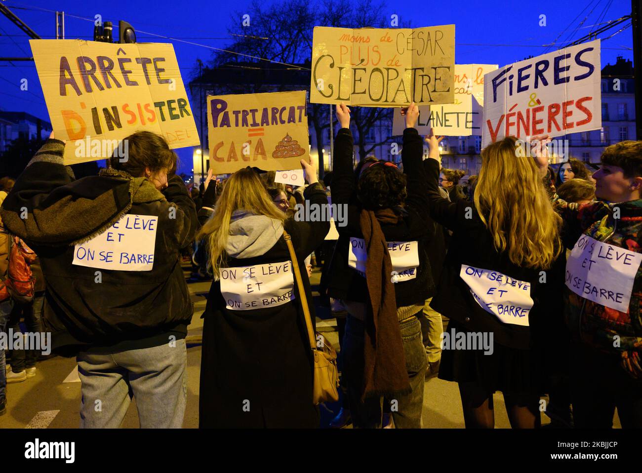 La veille de la Journée internationale de la femme, le mouvement ''All on Strike 44'' (regroupant les collectifs féministes et les femmes individuellement) a organisé une marche féministe non mixte (sans hommes cisgenres) dans le centre-ville de Nantes, en France, sur 7 mars 2020. L'idée des participants était de ''reprendre un espace qui est généralement plus ou moins confisqué de nous, qui est conçu pour et par les hommes''. (Photo par Estelle Ruiz/NurPhoto) Banque D'Images