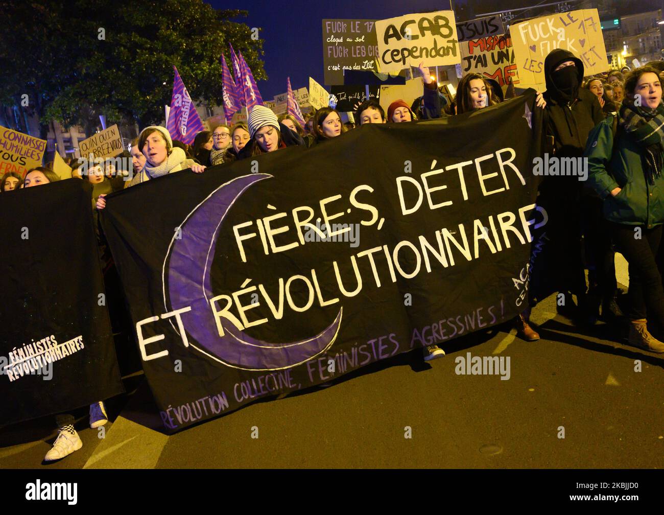 La veille de la Journée internationale de la femme, le mouvement ''All on Strike 44'' (regroupant les collectifs féministes et les femmes individuellement) a organisé une marche féministe non mixte (sans hommes cisgenres) dans le centre-ville de Nantes, en France, sur 7 mars 2020. L'idée des participants était de ''reprendre un espace qui est généralement plus ou moins confisqué de nous, qui est conçu pour et par les hommes''. (Photo par Estelle Ruiz/NurPhoto) Banque D'Images
