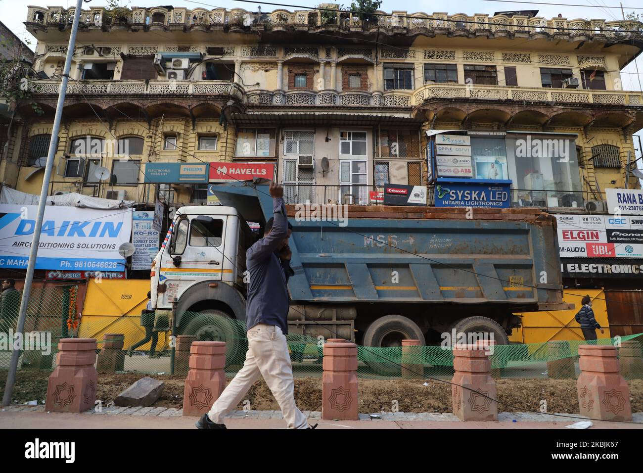 Un homme passe devant les anciens bâtiments de la vieille Delhi Inde le 08 mars 2020 (photo de Nasir Kachroo/NurPhoto) Banque D'Images