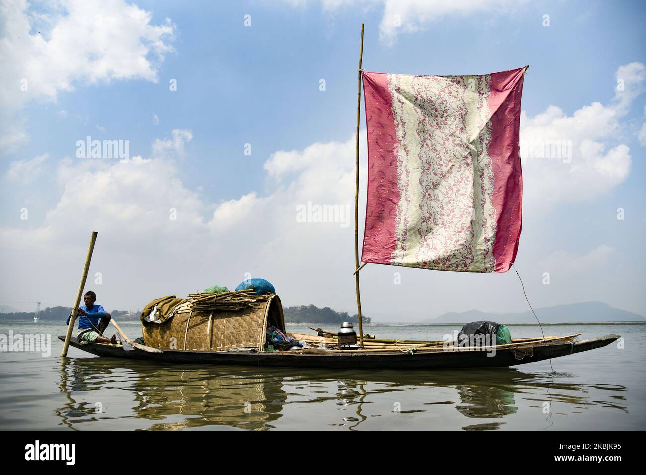 Un pêcheur sur son bateau dans le fleuve Brahmaputra, à Guwahati, Assam, Inde, le dimanche 08 mars 2020. (Photo de David Talukdar/NurPhoto) Banque D'Images