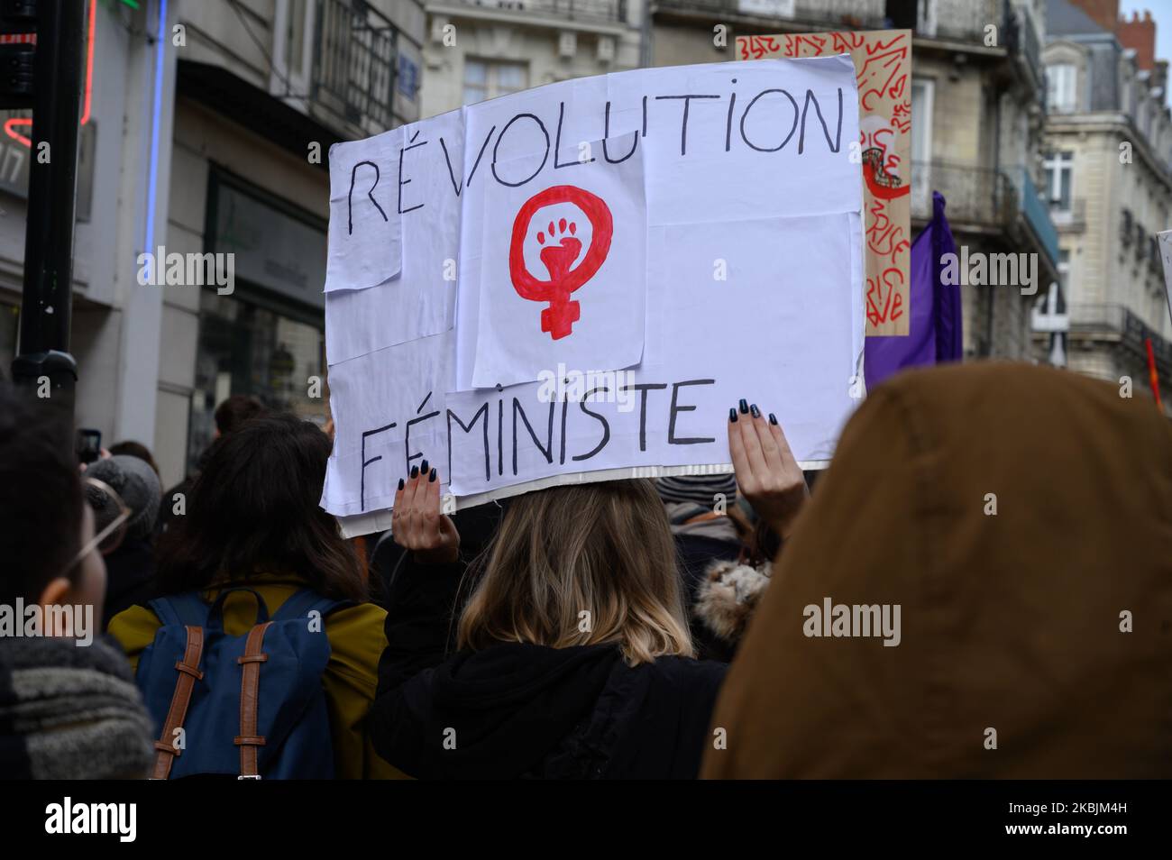 Les associations féministes, les femmes, les LGBTI, ont défilé à Nantes, en France, à l'8 mars 2020 occasion de la Journée internationale des droits de la femme, pour dénoncer la société patriarcale, le sexisme et la violence (y compris les féminicides) dont les femmes sont victimes. (Photo par Estelle Ruiz/NurPhoto) Banque D'Images