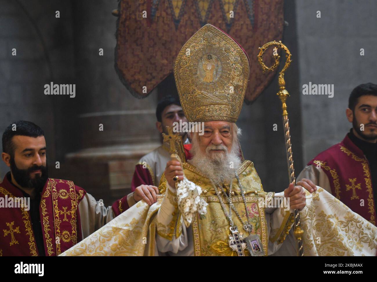 L'archevêque Sevan Gharibian, le Grand Sacristan du Patriarcat apostolique arménien de Jérusalem, mène le troisième dimanche des célébrations du Grand Carême à l'intérieur de l'Église du Saint-Sépulcre dans la vieille ville de Jérusalem. Dimanche, 8 mars 2020, à Jérusalem, Israël. (Photo par Artur Widak/NurPhoto) Banque D'Images