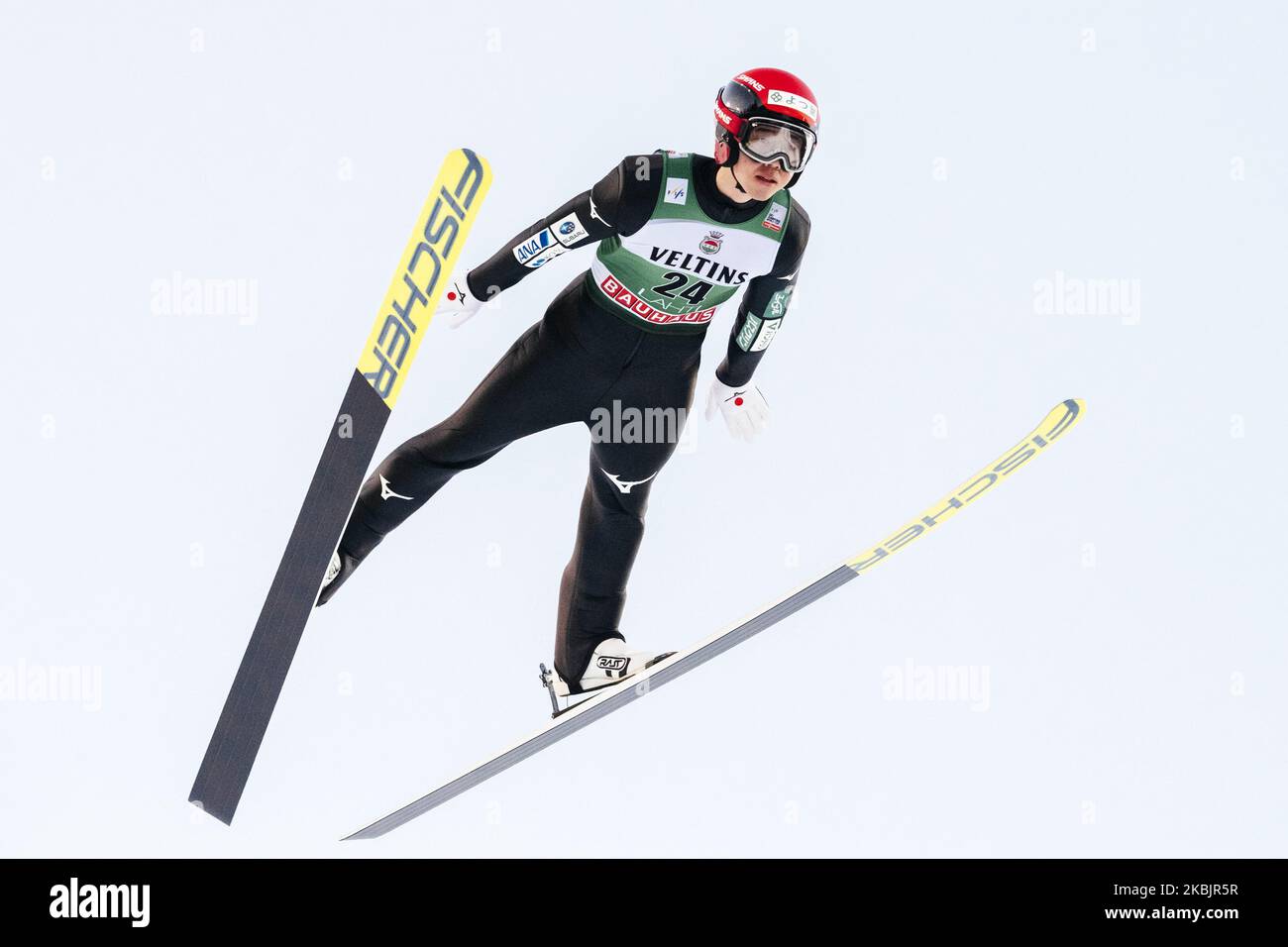 Naoki Nakamura s'émène dans les airs pendant la phase de qualification de l'individu HS130 de Men large Hill de la coupe du monde de saut à ski FIS à Lahti, en Finlande, sur 28 février 2020. (Photo par Antti Yrjonen/NurPhoto) Banque D'Images