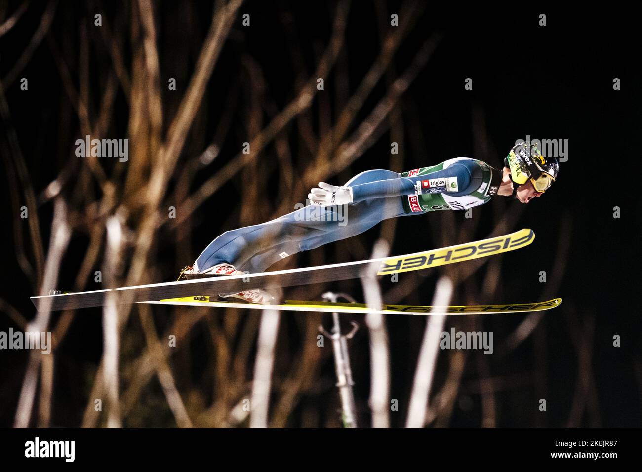 Ziga Jelar s'évase dans les airs lors de la première partie de la grande colline hommes individu HS130 de la coupe du monde de saut à ski FIS à Lahti, Finlande, sur 28 février 2020. (Photo par Antti Yrjonen/NurPhoto) Banque D'Images