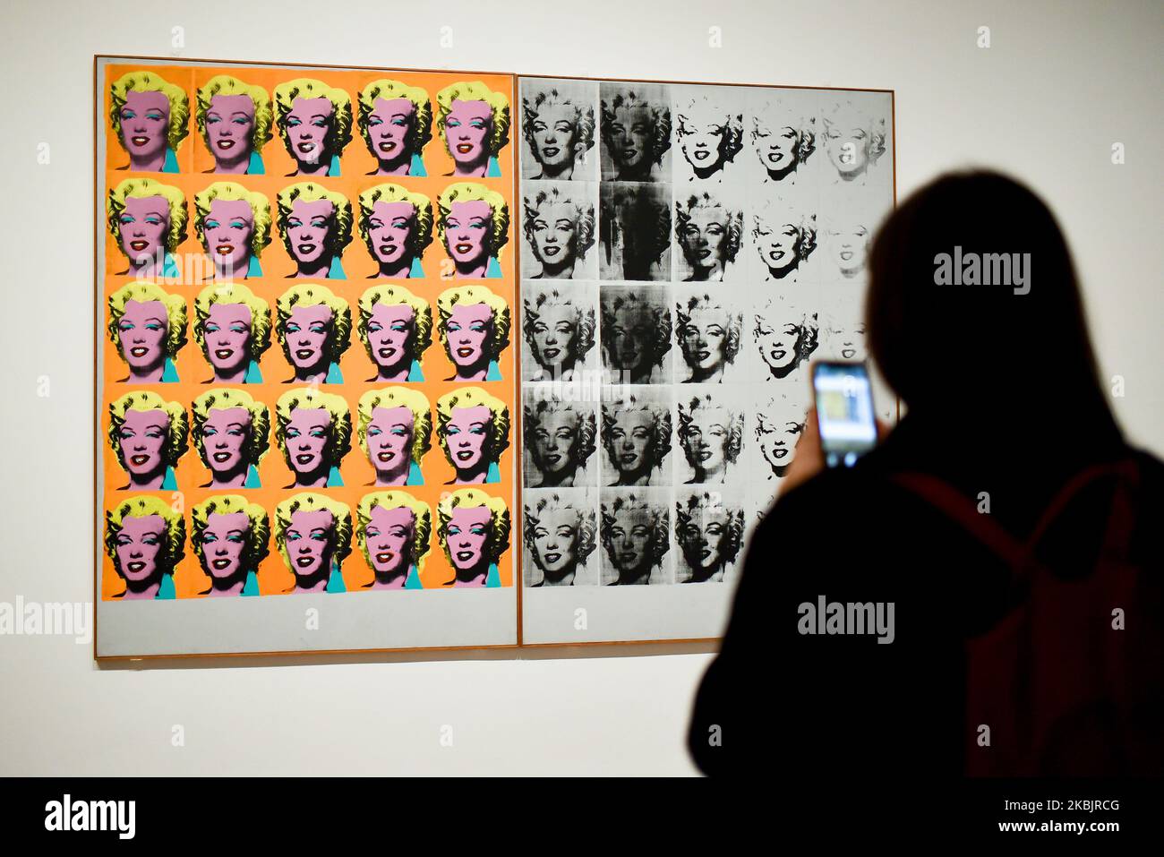 Un assistant de galerie pose avec une œuvre intitulée « Marilyn diptych » 1962 », réalisée par l'artiste américain Andy Warhol lors d'un avant-goût de la prochaine exposition d'Andy Warhol au Tate Modern de Londres sur 10 mars 2020. - L'exposition est prévue de 12 mars à 6 septembre. (LIMITÉ À UN USAGE ÉDITORIAL - MENTION OBLIGATOIRE DE L'ARTISTE LORS DE LA PUBLICATION - POUR ILLUSTRER L'ÉVÉNEMENT TEL QUE SPÉCIFIÉ DANS LA LÉGENDE) (PHOTO D'ALBERTO PEZZALI/NURPHOTO) Banque D'Images