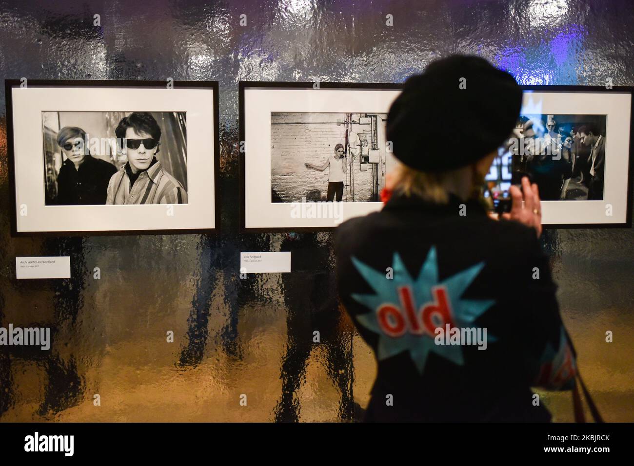 Un visiteur prend des photos de l'artiste américain Andy Warhol avec Lou Reed lors d'un aperçu de la presse pour l'exposition Andy Warhol à venir au Tate Modern de Londres sur 10 mars 2020. - L'exposition est prévue de 12 mars à 6 septembre. LIMITÉ À L'USAGE ÉDITORIAL - MENTION OBLIGATOIRE DE L'ARTISTE LORS DE LA PUBLICATION - POUR ILLUSTRER L'ÉVÉNEMENT TEL QUE SPÉCIFIÉ DANS LA LÉGENDE (PHOTO D'ALBERTO PEZZALI/NURPHOTO) Banque D'Images