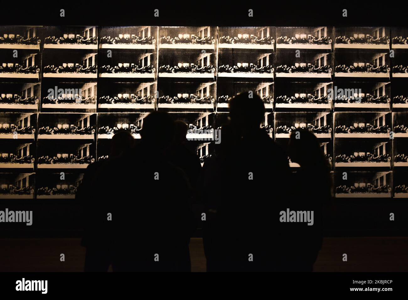 Les assistants de galerie parlent devant une œuvre intitulée Sixty Last Suppers 1986, de l'artiste américain Andy Warhol lors d'un avant-goût de la prochaine exposition d'Andy Warhol au Tate Modern de Londres sur 10 mars 2020. - L'exposition est prévue de 12 mars à 6 septembre. (LIMITÉ À UN USAGE ÉDITORIAL - MENTION OBLIGATOIRE DE L'ARTISTE LORS DE LA PUBLICATION - POUR ILLUSTRER L'ÉVÉNEMENT TEL QUE SPÉCIFIÉ DANS LA LÉGENDE) (PHOTO D'ALBERTO PEZZALI/NURPHOTO) Banque D'Images