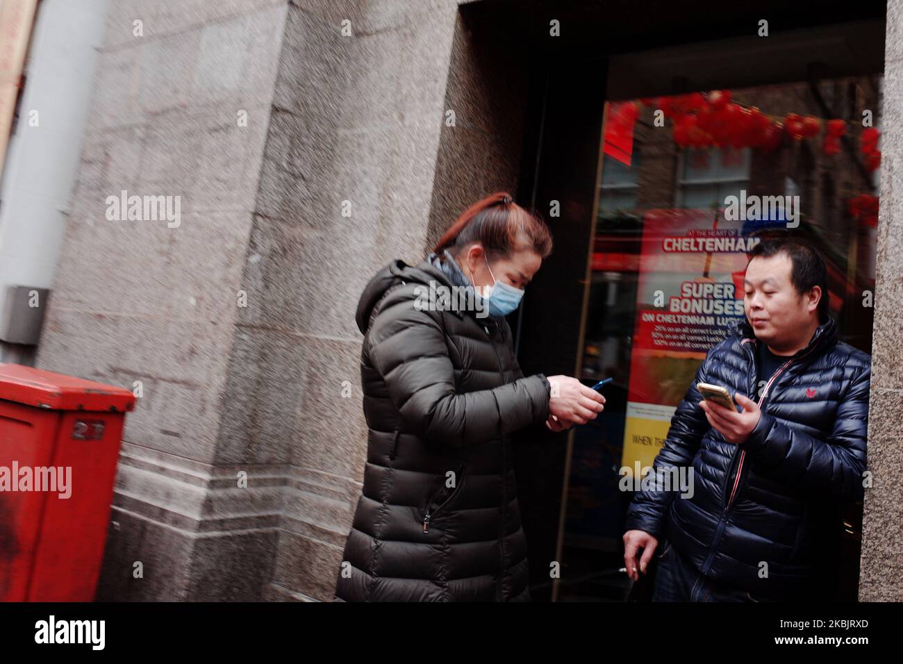 Une femme porte un masque facial pour prévenir la transmission du coronavirus Covid-19 sur la rue Gerrard à Chinatown à Londres, en Angleterre, sur 10 mars 2020. Dans le monde entier, les préoccupations se poursuivent quant au potentiel pandémique du virus, l'Italie en particulier luttant pour s'endiguer. Au Royaume-Uni, 373 personnes étaient ce matin connues pour avoir le virus, et beaucoup de ces cas auraient été introduits dans le pays depuis l'Italie ces dernières semaines. (Photo de David Cliff/NurPhoto) Banque D'Images