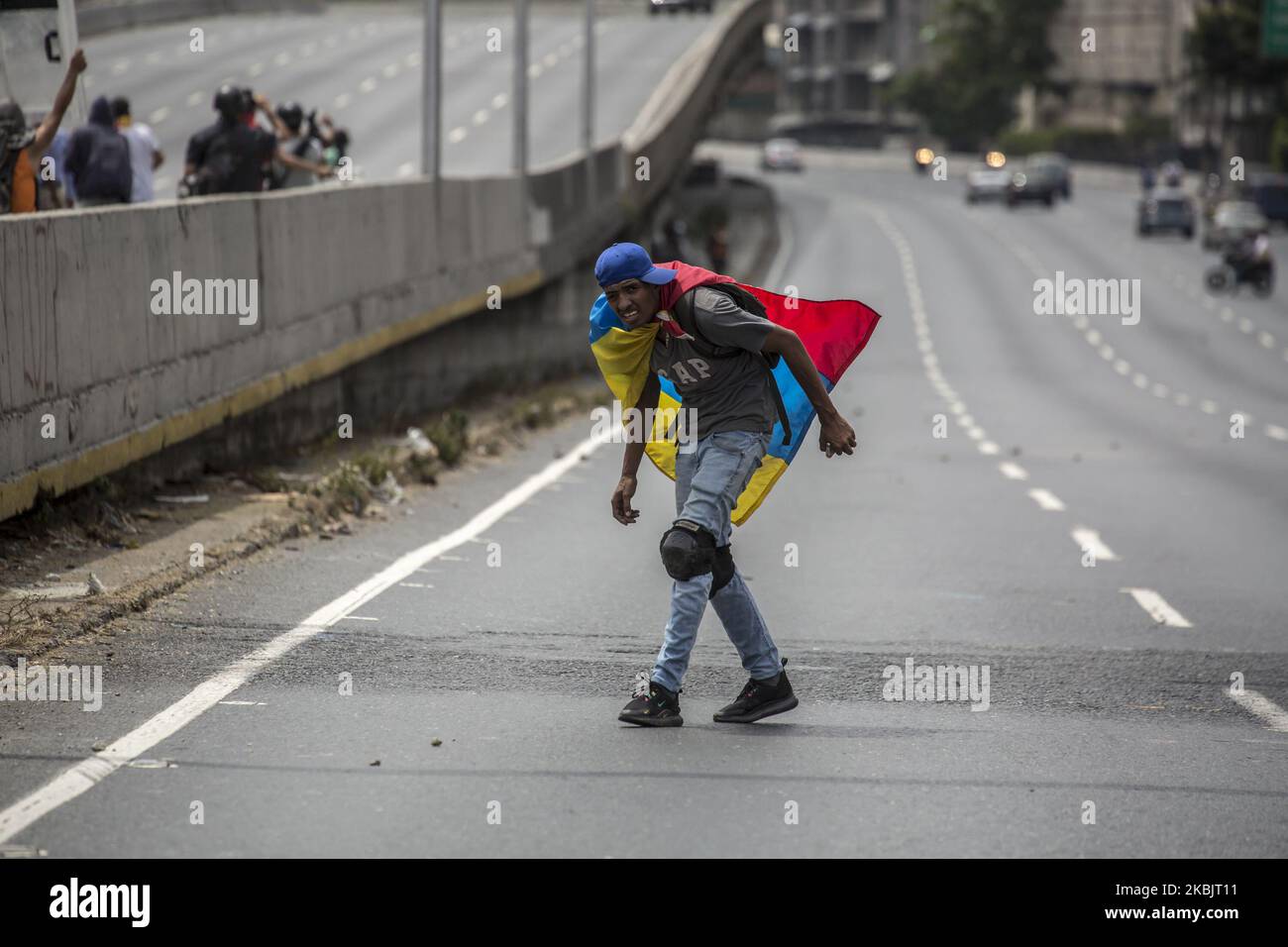 Des manifestants anti-Maduro marchent en tenant un drapeau vénézuélien lors d'une manifestation contre le gouvernement de Nicolas Maduro organisée par des partisans de Juan Guaido sur 10 mars 2020 à Caracas, au Venezuela. Cette démonstration est le premier événement majeur appelé par Juan GuaidU après sa tournée internationale qui comprenait une réunion avec Donald Trump à Washington (photo de Rafael Briceno Sierralta/NurPhoto) Banque D'Images