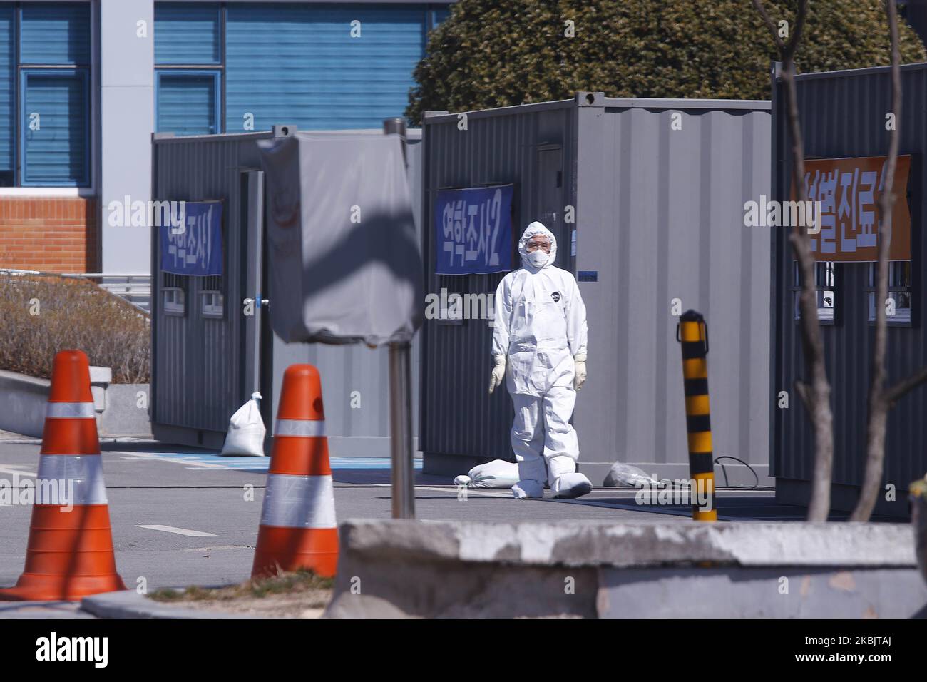 L'agent du centre de soins de santé local se trouve au centre de soins d'Halth de Sangju, en Corée du Sud, sur 11 mars 2020. La Corée du Sud a signalé mercredi 242 nouveaux cas de coronavirus, contre 131 nouveaux cas la veille, ce qui porte le nombre total d'infections au pays à 7 755. Les cas confirmés n'ont montré aucun signe de ralentissement dans la ville de Daegu, dans le sud-est du pays, et dans la capitale Séoul. (Photo de Seung-il Ryu/NurPhoto) Banque D'Images