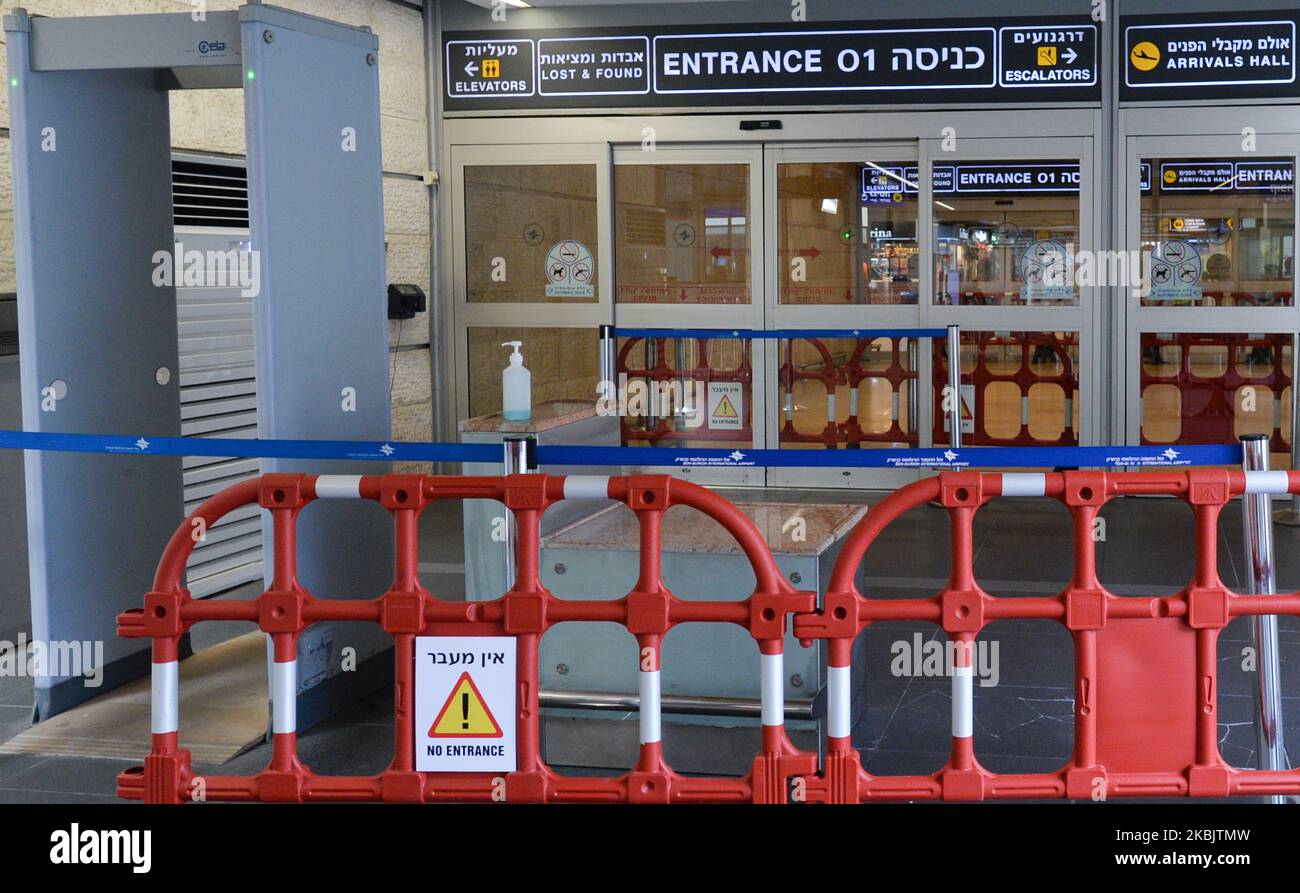 Entrée 01 bloquée au terminal 3 de l'aéroport Ben Gurion. Le nombre de cas de coronavirus en Israël est passé à 77 et 30 en Palestine. La propagation mondiale rapide du coronavirus (Covid-19) représente une menace pour l'économie israélienne, en particulier pour le secteur du tourisme. Mercredi, 11 mars 2020, à l'aéroport Ben Gurion, tel Aviv-Yafo, Israël. (Photo par Artur Widak/NurPhoto) Banque D'Images