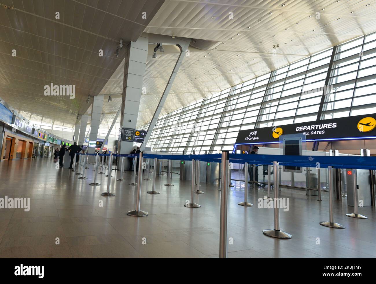 Un hall de départ vide du terminal 3 à l'aéroport Ben Gurion sur 10 mars. Le nombre de cas de coronavirus en Israël est passé à 77 et 30 en Palestine. La propagation mondiale rapide du coronavirus (Covid-19) représente une menace pour l'économie israélienne, en particulier pour le secteur du tourisme. Mercredi, 11 mars 2020, à l'aéroport Ben Gurion, tel Aviv-Yafo, Israël. (Photo par Artur Widak/NurPhoto) Banque D'Images