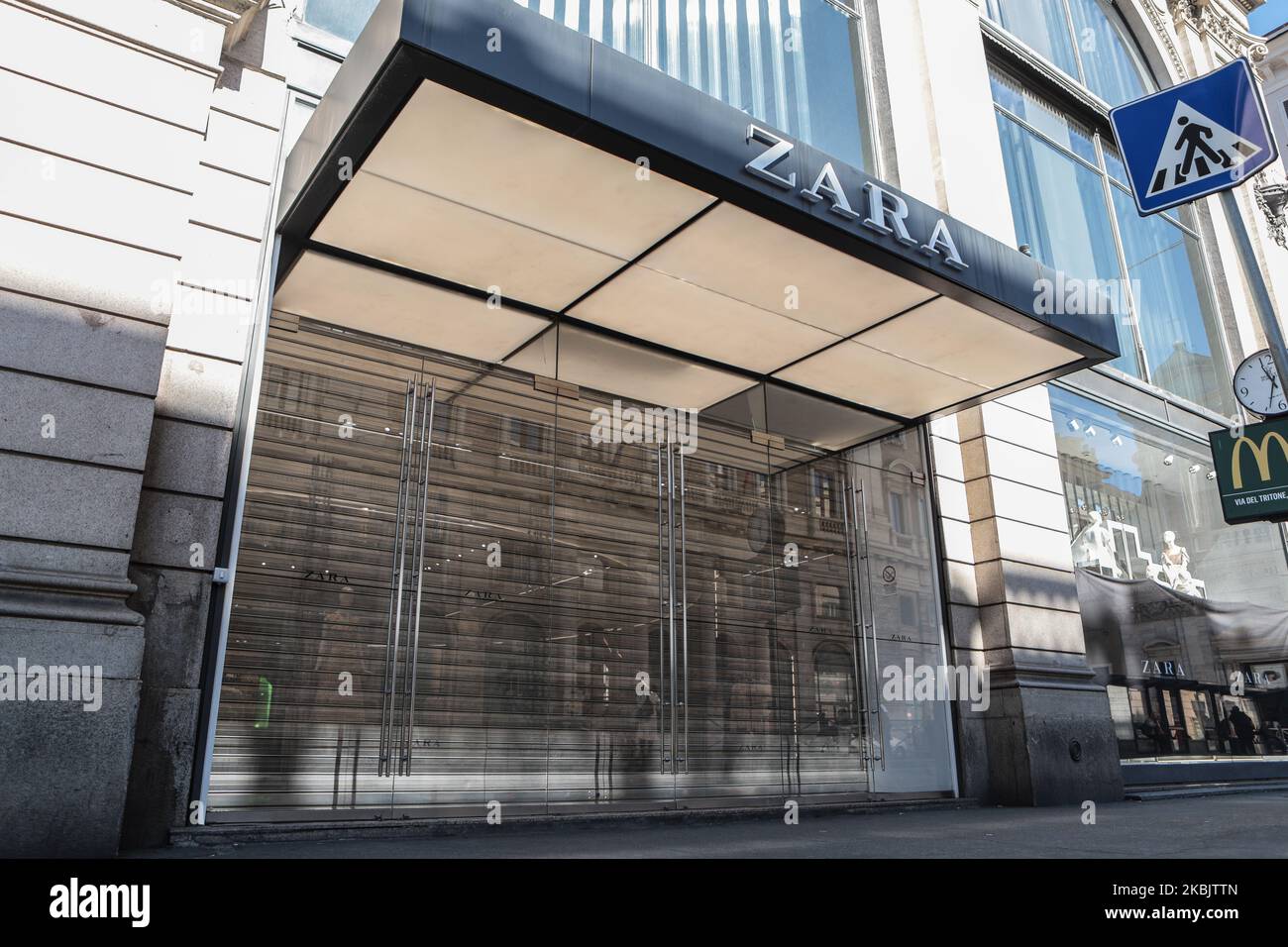 Un magasin de la chaîne de vêtements Zara reste fermé pendant l'urgence du coronavirus, à 11 mars 2020, à Rome, en Italie. Le gouvernement italien a imposé des limites à travers le pays pour contrer la propagation du coronavirus (Covid19). (Photo par Andrea Pirri/NurPhoto) Banque D'Images