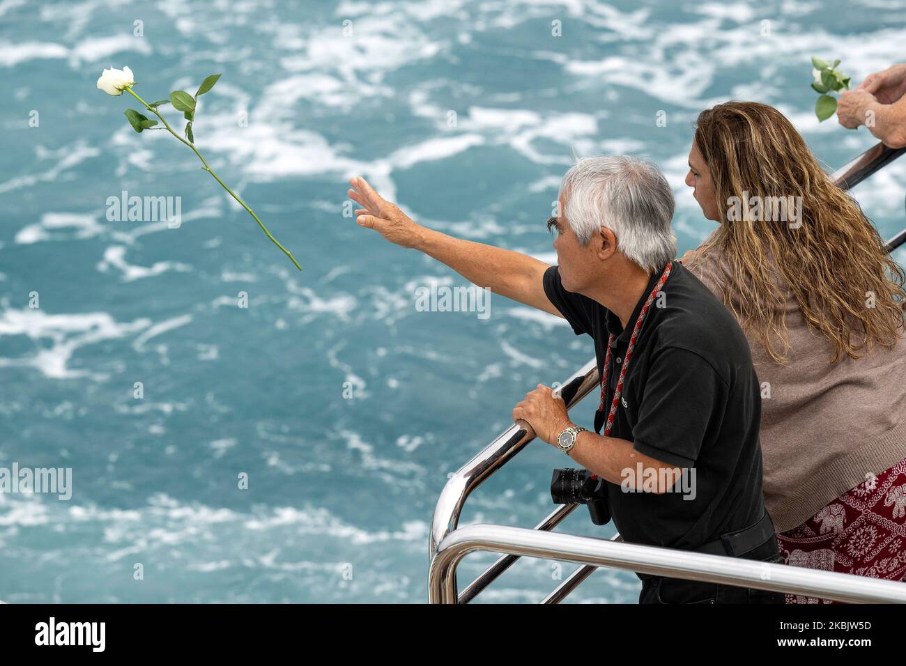 4 novembre 2022, en mer, au Vietnam : Nick UT, photographe lauréat du prix Pulitzer, jette une fleur dans l'océan au large des côtes du Vietnam lors d'un service commémoratif sur les ponts d'une croisière Gohagan & Company sur 4 novembre 2022 pour ceux qui ont perdu la vie pendant la guerre du Vietnam. (Image de crédit : © Mark Edward Harris/ZUMA Press Wire) Banque D'Images