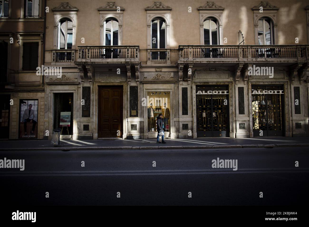 Une femme marche à côté de magasins fermés le troisième jour d'un verrouillage sans précédent à travers toute l'Italie imposée pour ralentir l'épidémie de coronavirus, Rome, 12 mars 2020. L'Italie a imposé la fermeture de tous les magasins sauf les pharmacies et les magasins d'alimentation dans une tentative désespérée de contrôler le coronavirus COVID-19 mortel qui a tué 827 personnes dans le pays en un peu plus de deux semaines (photo de Christian Minelli/NurPhoto) Banque D'Images