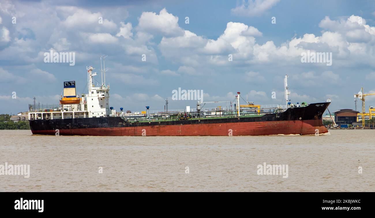 Le pétrolier Tanker navigue le long de la côte Banque D'Images