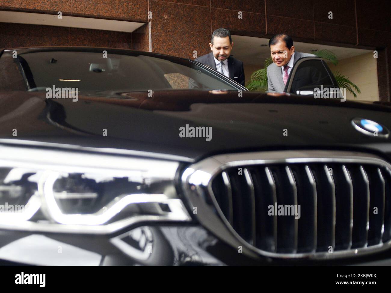 Ramesh Divyanatha, président du groupe BMW Indonésie (à gauche), avec l'officier de pays Citi Indonesia Cheyf Batara Sianturi (à droite), après avoir conclu un accord de coopération à Jakarta le, mars 12,2020. En collaboration avec BMW Indonesia et CITI Indonesia (Citi Bank) dans un accord pour des versements de 0% d'EaZyPay pour une période allant jusqu'à 24 mois pour des transactions de véhicules jusqu'à RP. 300 millions à l'exposition BMW qui s'est tenue à la Plaza Senayan sur 13 mars jusqu'au 15, 2020. Dasril Roszandi (photo de Dasril Roszandi/NurPhoto) Banque D'Images