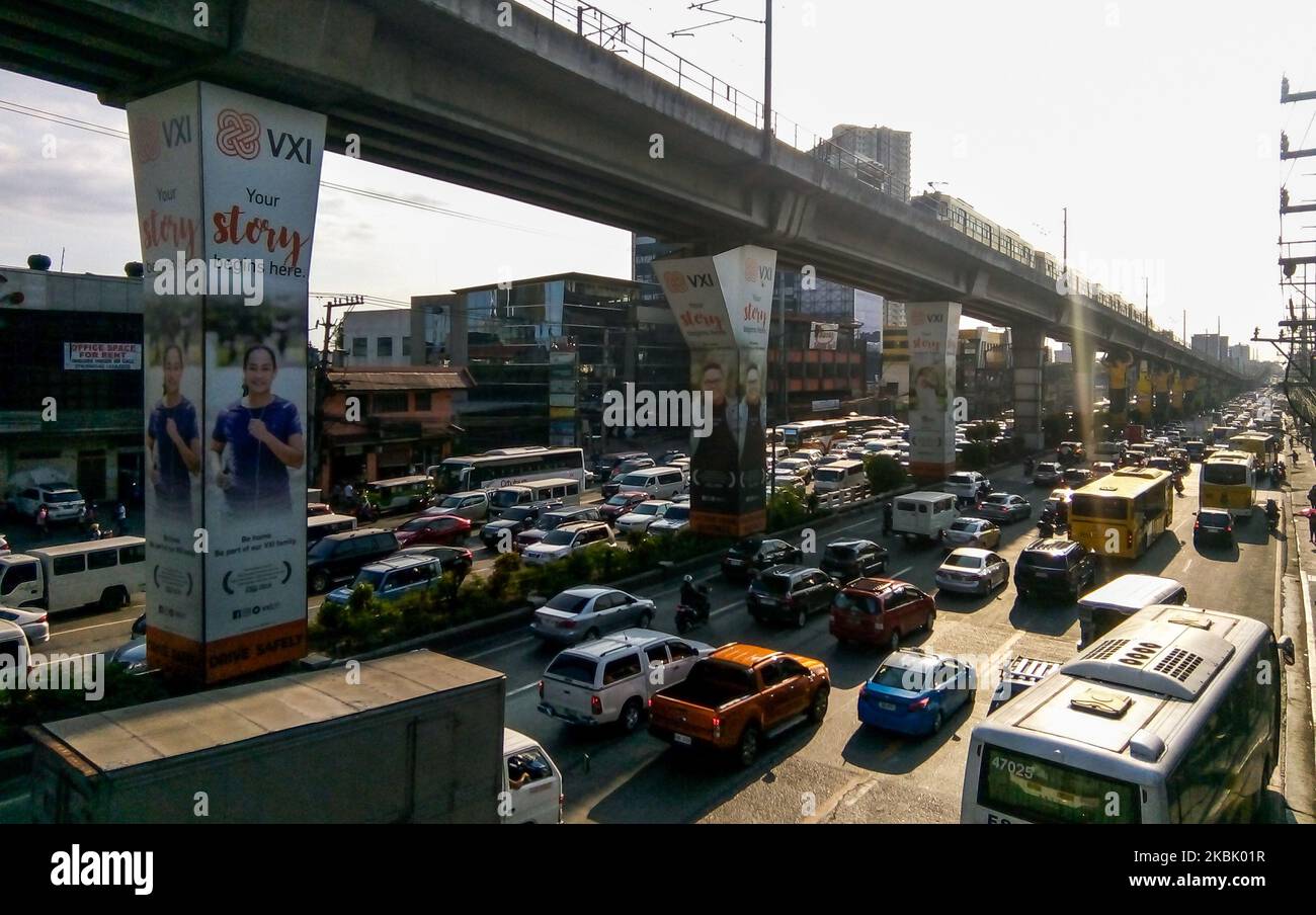 La circulation des véhicules s'accumule le long de l'EDSA dans la ville de Quezon, à l'est de Manille, aux Philippines, le 14 mars 2020, alors que les Philippins tentent de voyager à la dernière minute avant l'imposition d'un confinement localisé dans le Grand Manille qui doit prendre effet le dimanche 15 mars. Le président philippin Rodrigo Duterte a annoncé une « quarantaine communautaire » le 12 mars 2020 en réponse à la nouvelle pandémie du coronavirus, le pays enregistrant 52 nouveaux cas et 5 décès. (Photo de Richard James Mendoza/NurPhoto) Banque D'Images