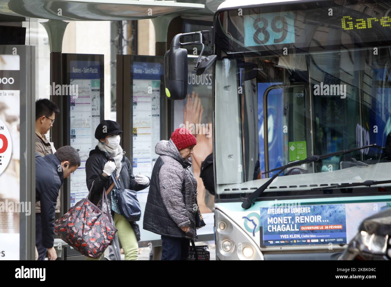 Femme portant un masque de protection vu entrer dans un bus à Paris, France sur 14 mars 2020. La RATP et la SNCF ont annoncé qu'elle offrirait une offre de transport réduite afin de ralentir la dynamique de l'épidémie. (Photo de Mehdi Taamallah/NurPhoto) Banque D'Images