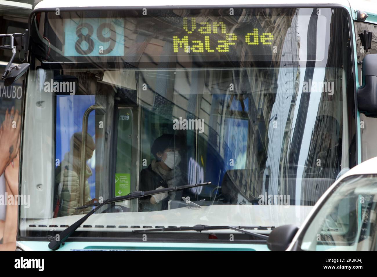 Femme portant un masque de protection vu entrer dans un bus à Paris, France sur 14 mars 2020. La RATP et la SNCF ont annoncé qu'elle offrirait une offre de transport réduite afin de ralentir la dynamique de l'épidémie. (Photo de Mehdi Taamallah/NurPhoto) Banque D'Images