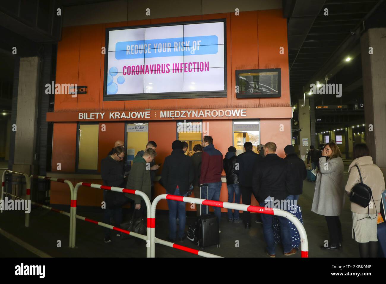 Des informations sur les principes de prévention de base visant à réduire le risque d'infection par le coronavirus sont présentées par les bureaux de billetterie de la gare routière internationale de Cracovie, en Pologne, sur 14 mars 2020. Le ministère de la Santé a annoncé vendredi après-midi que le nombre de cas de coronavirus en Pologne a augmenté de 64 et qu'une personne a été décédée à cause d'une infection. Le président a annoncé que pour l'instant le pays n'envisage pas d'introduire un état d'urgence pour surmonter la crise. (Photo de Beata Zawrzel/NurPhoto) Banque D'Images