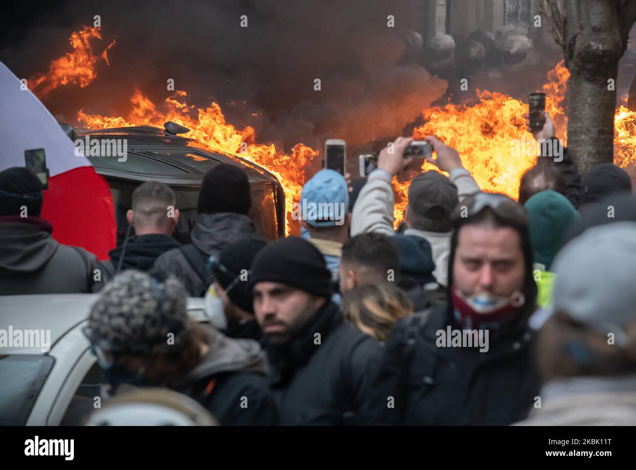 Des voitures et des scooters ont été ciblés par des manifestants lors de l'Acte 70 des Vêtes jaunes à Paris (France) sur 14 mars 2020. (Photo par Estelle Ruiz/NurPhoto) Banque D'Images