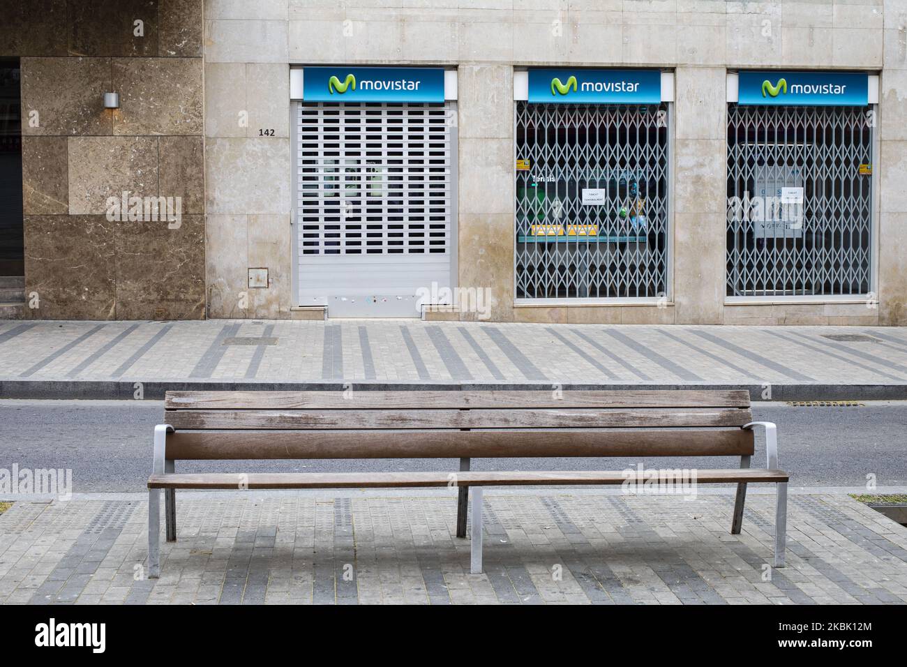 Le magasin Movistar a fermé après l'état d'alarme imposé par le gouvernement espagnol et mesure de verrouillage de la population de Catalogne par le gouvernement catalan pour combattre le coronavirus. À Terrassa sur 14 mars 2020 Barcelone, Espagne. (Photo par Xavier Bonilla/NurPhoto) Banque D'Images