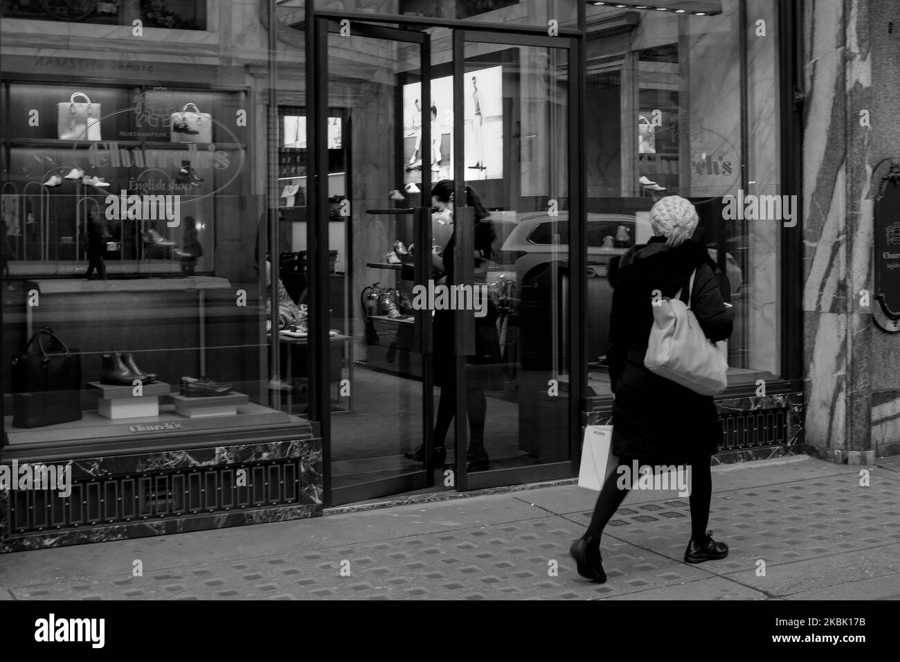 (NOTE DE LA RÉDACTION: L'image a été convertie en noir et blanc) Un employé de boutique porte un masque chirurgical, Londres on 14 mars 2020. De nombreux Londoniens et touristes poursuivent leurs activités quotidiennes, tandis que les rassemblements de masse pourraient être interdits au Royaume-Uni dès le week-end prochain, alors que l'épidémie de coronavirus s'intensifiait. De nombreux pays d'Europe ont déjà introduit des interdictions de voyager strictes et des limites à la vie quotidienne de leurs citoyens tandis que les États-Unis ont suspendu les voyages en provenance des pays européens. (Photo par Alberto Pezzali/NurPhoto) Banque D'Images